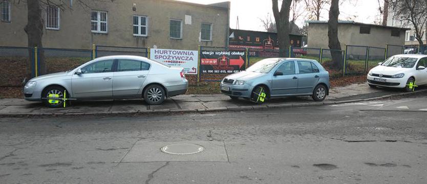 Parkingowe piekło. Coraz więcej aut, coraz więcej blokad [SONDA]