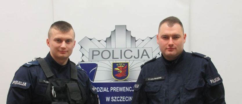 Policjanci eskortowali rodzącą kobietę