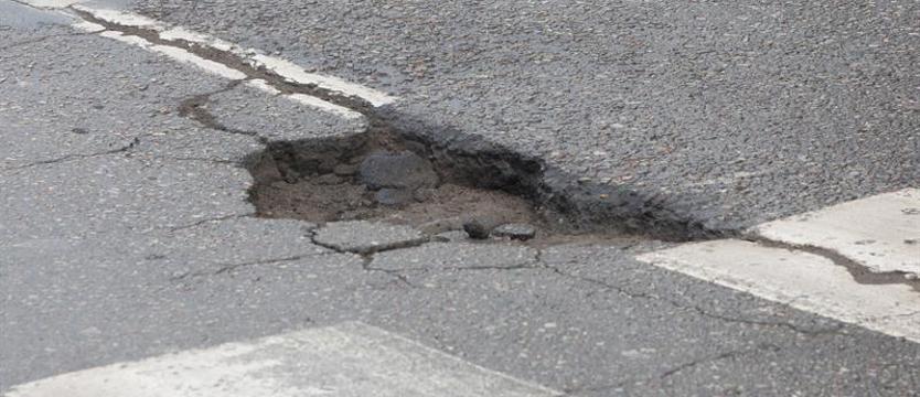 Uwaga na drogach. Widzisz dziurę – zgłoś