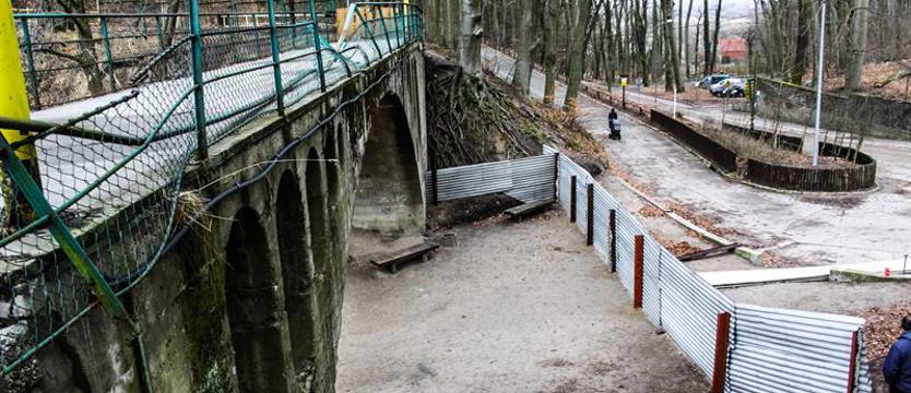 Remont nad Jeziorem Szmaragdowym. Byle nie na mostek
