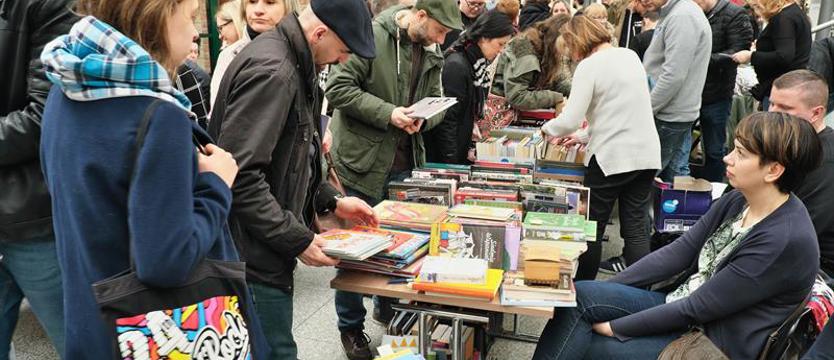 Tłumy na kiermaszu książki. Ceny bardzo okazyjne