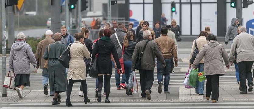 Policjantowi ufamy bardziej niż księdzu
