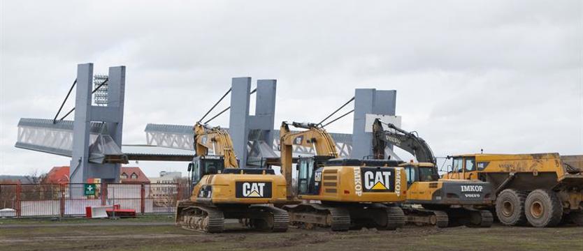 Piłka nożna. Na stadion wjechał ciężki sprzęt