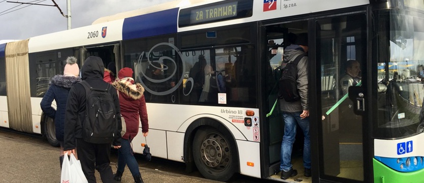 Wykolejony tramwaj na pętli Pomorzany. Działa komunikacja zastępcza