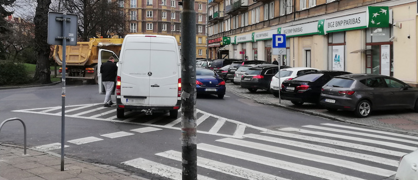 Parking na środku skrzyżowania
