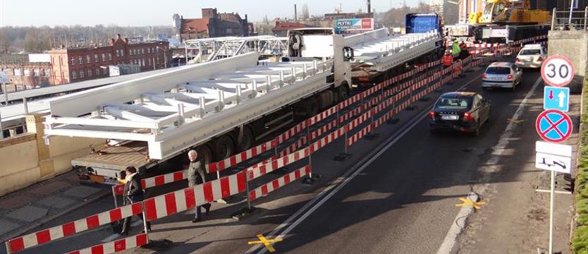 Przydworcowe utrudnienia. Ulicą Owocową wężykiem