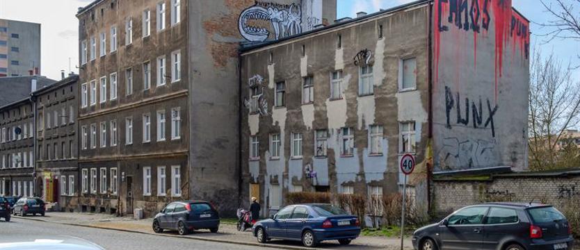 Pomalowali przeznaczoną do rozbiórki kamienicę