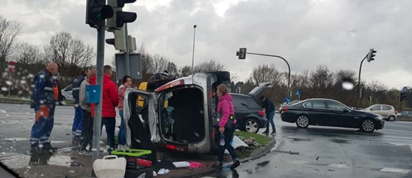 Wypadek na Mieszka I – przewrócone auto i korek