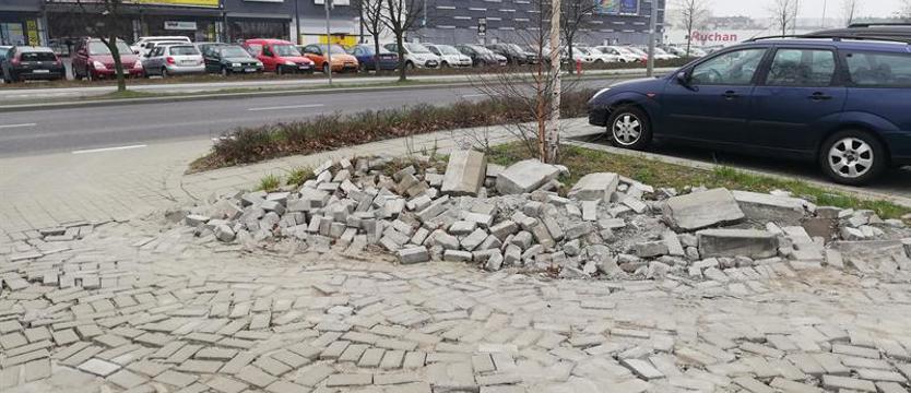 Oblegane przez samochody – zapomniane przez urzędników miasta