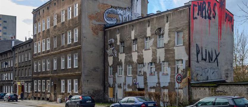 Spór wokół „krwawiącej” kamienicy. Radni przeciwni zamalowaniu