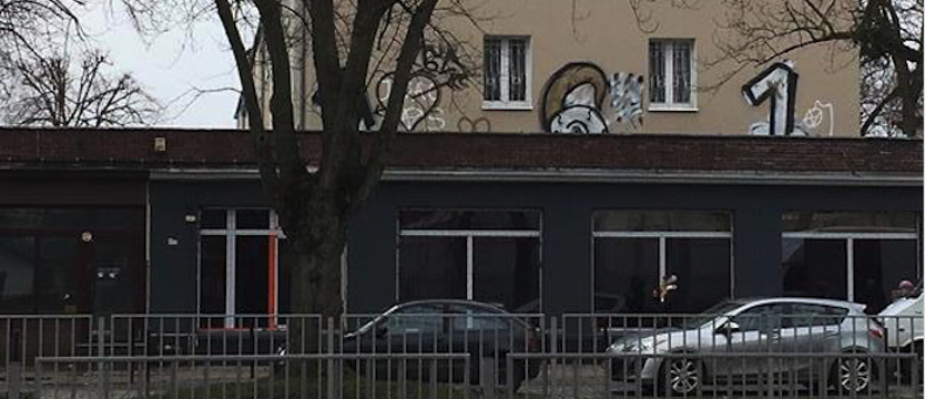 Szarą farbą po zabytkowej cegle. „Zatracamy ciekawy obiekt”