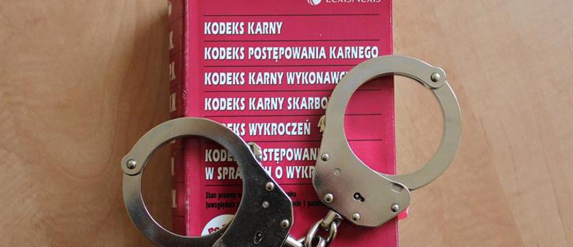 Staruszek brutalnie pobity na przystanku. Przypalali go papierosami