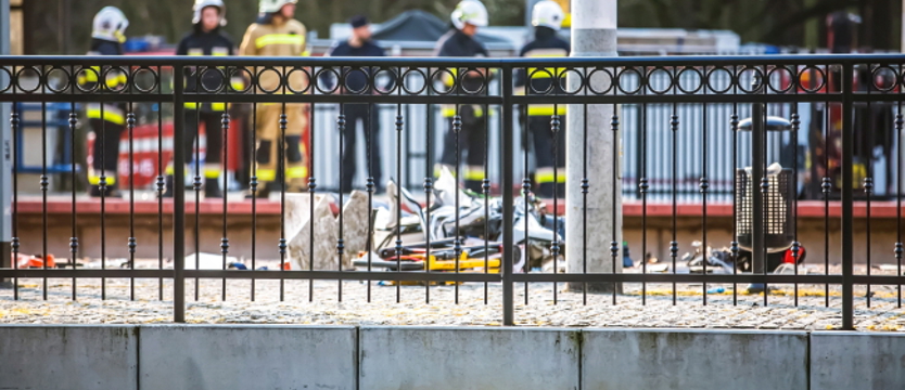 Zderzenie karetki pogotowia z pociągiem na przejeździe kolejowym. Nie żyją 2 osoby