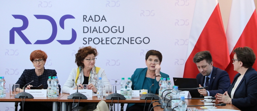 Szydło: Obrady RDS zawieszone do piątku. Rząd zaprezentuje nowe propozycje