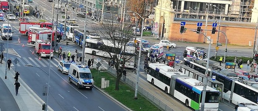 Poważny wypadek w centrum. Zderzenie tramwaju z autobusem