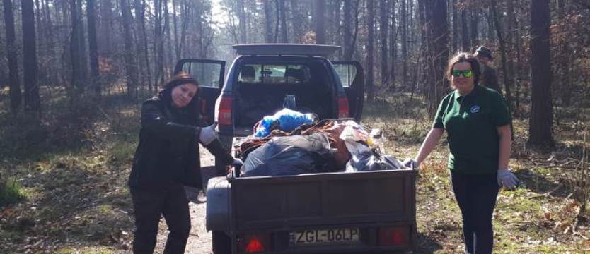 Zebrali dwa kontenery śmieci. Puszcza posprzątana