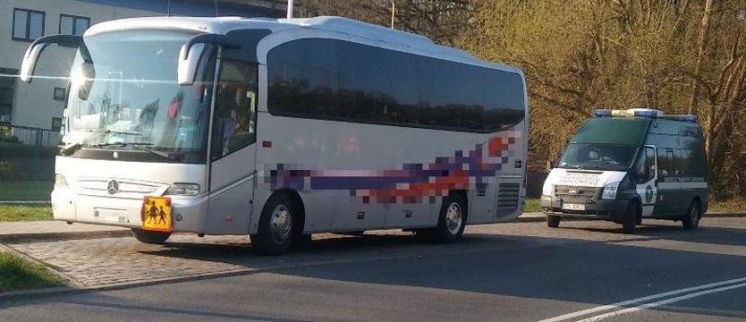 Miał zawieźć dzieci na wycieczkę. Teraz ma kłopoty