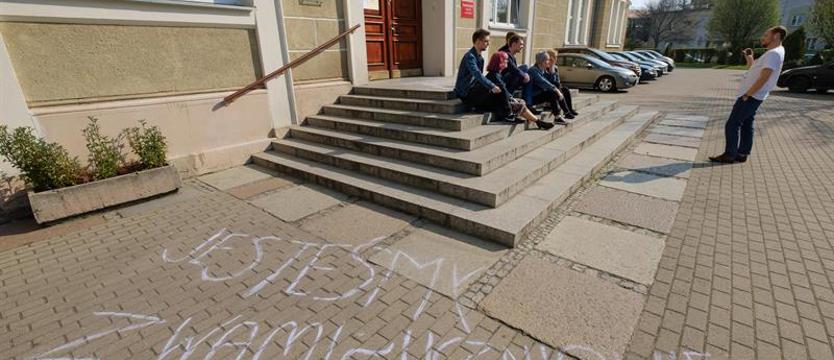 „Uczniowie wspierają nauczycieli” przed pustym budynkiem szkoły