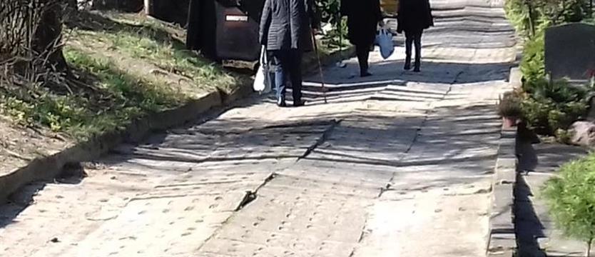 Cmentarny tor przeszkód