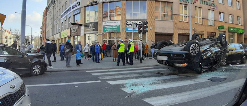 Kolizja z udziałem trzech aut. Dachowało auto