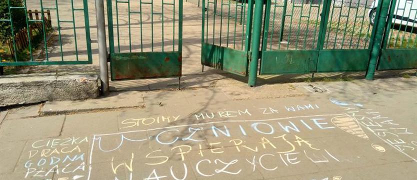 Uczniowie murem za nauczycielami