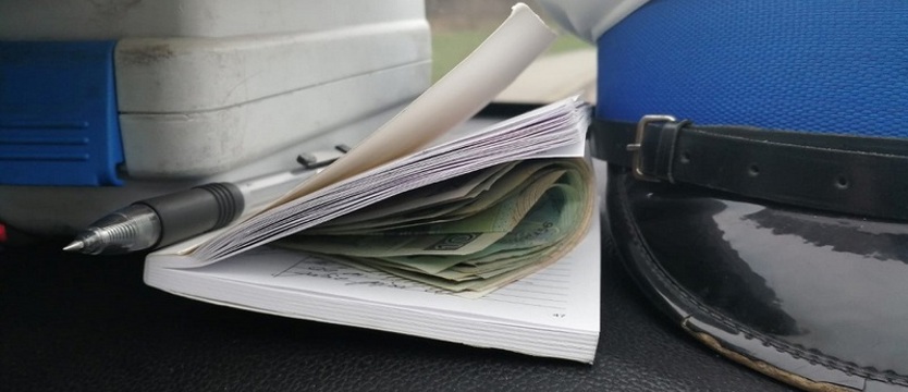 Pijany kierowca chciał przekupić policjantów
