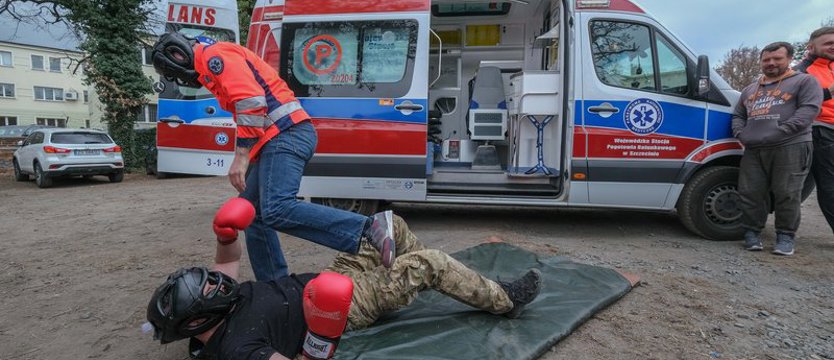 Szkolą ratowników medycznych. Jak przetrwać atak agresywnego pacjenta