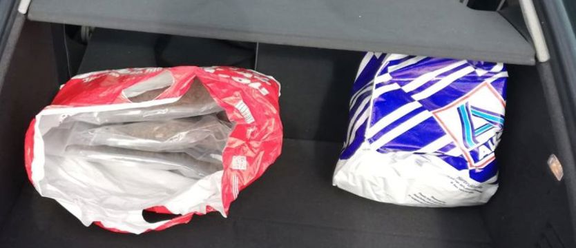 Pasażer poszukiwany, kierowca odurzony, a w bagażniku 2 kg narkotyków