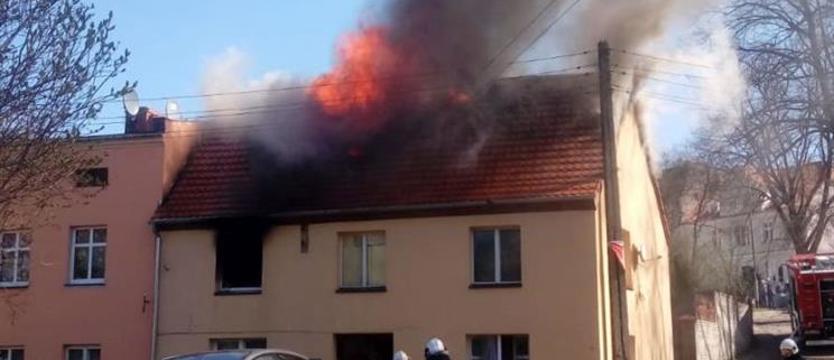 Policjanci jak strażacy. Uratowali lokatorów płonącego budynku