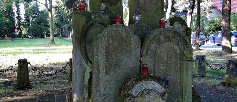Kwiaty przy lapidarium. Rocznica powstania w getcie