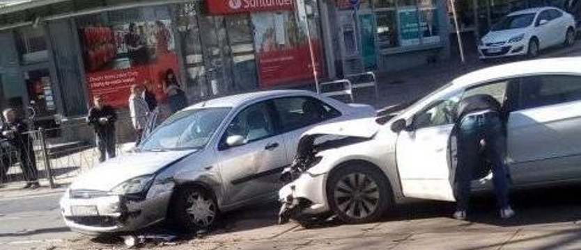Blokada na Wyzwolenia po zderzeniu dwóch aut
