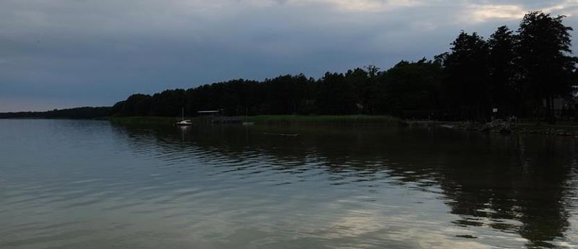 Akcja strażaków na jeziorze Miedwie. Ratowali żeglarzy