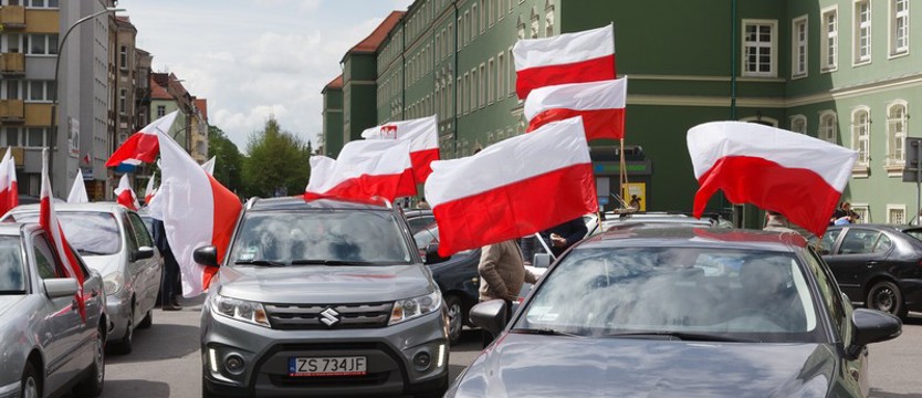 Biało-czerwona kolumna aut na szczecińskich ulicach
