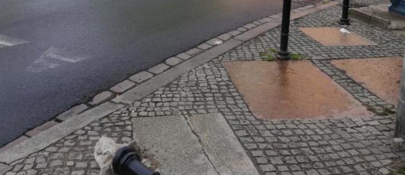 Upadł, nie(ch) poleży?