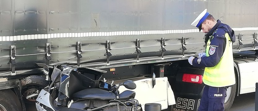 Motocyklista pod kołami tira