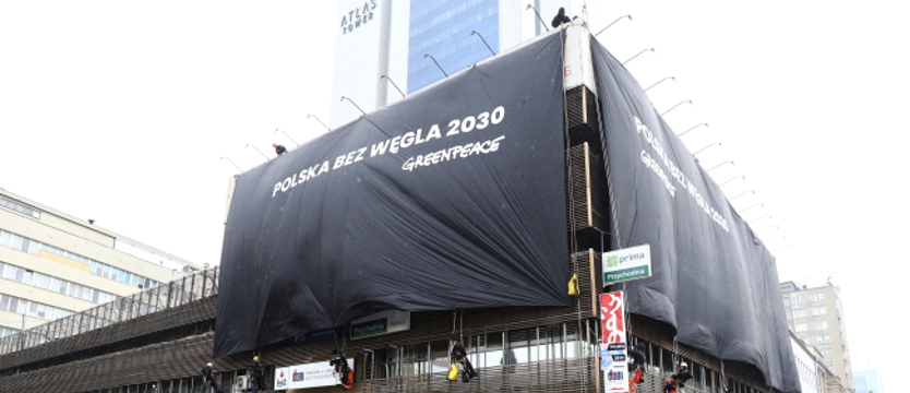 Działacze Greenpeace zatrzymani po protestach na siedzibach PiS i PO