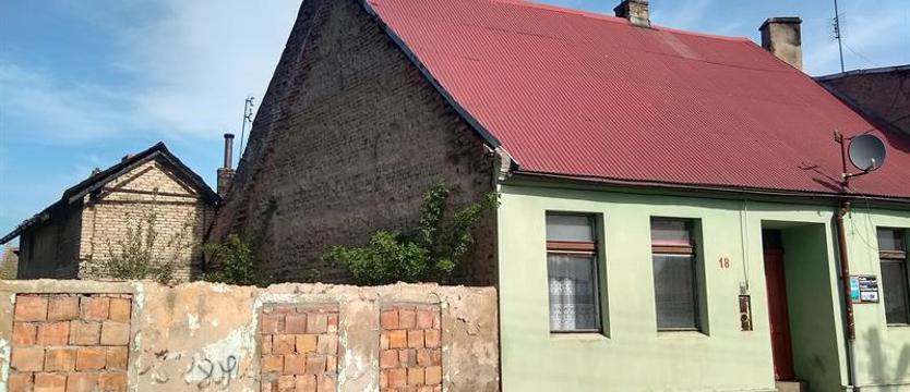 Żyją w strachu, że dom się zawali. Sami nie dadzą rady