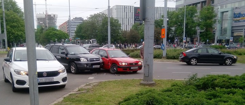 Zderzenie samochodów na placu Rodła w Szczecinie