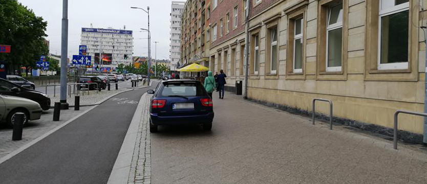 Zaparkował na chodniku przed sądem