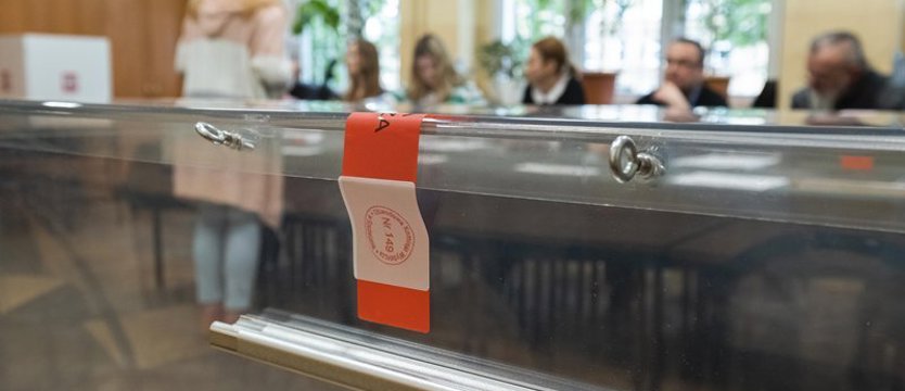 Oficjalne wyniki wyborów: PiS 45,38  proc., KE 38,47 proc., Wiosna 6,06 proc.