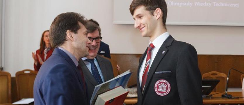 Absolwenci Trzynastki odebrali świadectwa