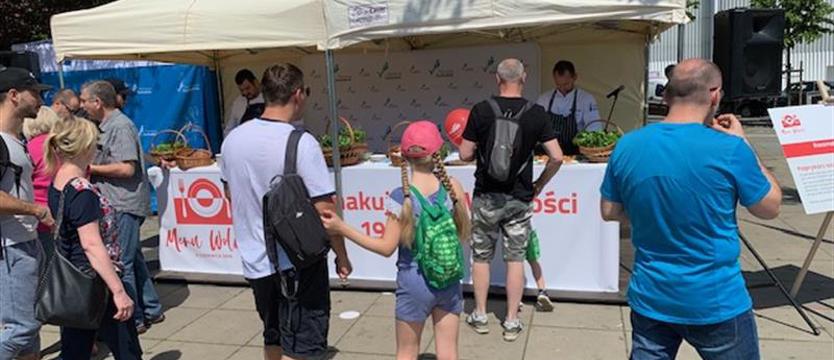 Częstują paprykarzem szczecińskim na pl. Solidarności