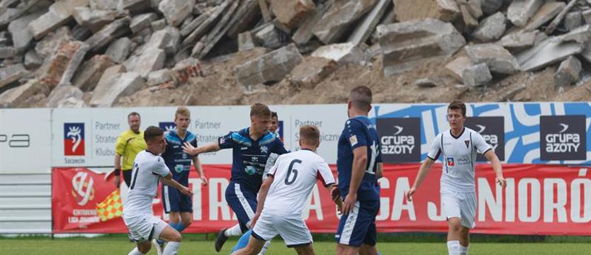 Piłka nożna. Remisowe derby Szczecina z trąbą powietrzną