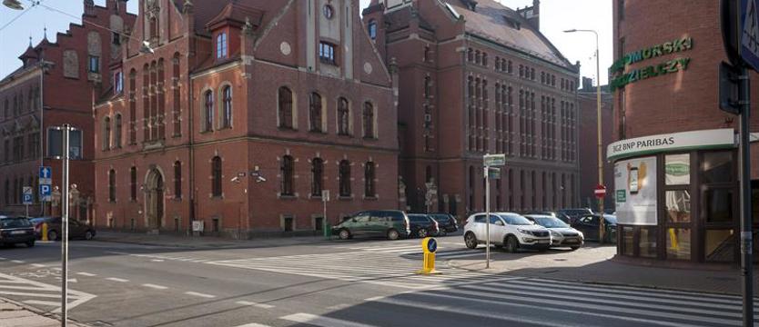 Archiwum, garsonka i dżinsy