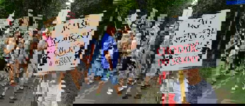 10 lat prosili o chodnik. Będą blokować drogę do skutku