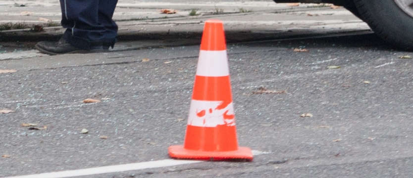 Czołowe zderzenie samochodu z autokarem pod Sławnem