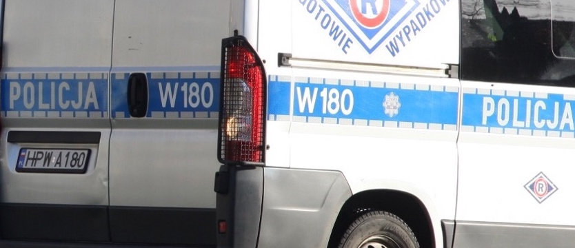 Po zderzeniu busa z osobówką zablokowana DK 11