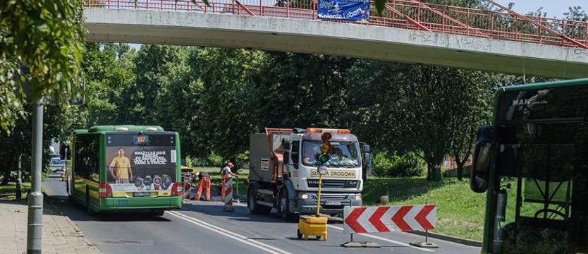 Na Wilczej naprawiają szkody po ulewie