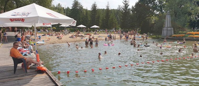 Plaża miejska nieczynna, a tu tłumy