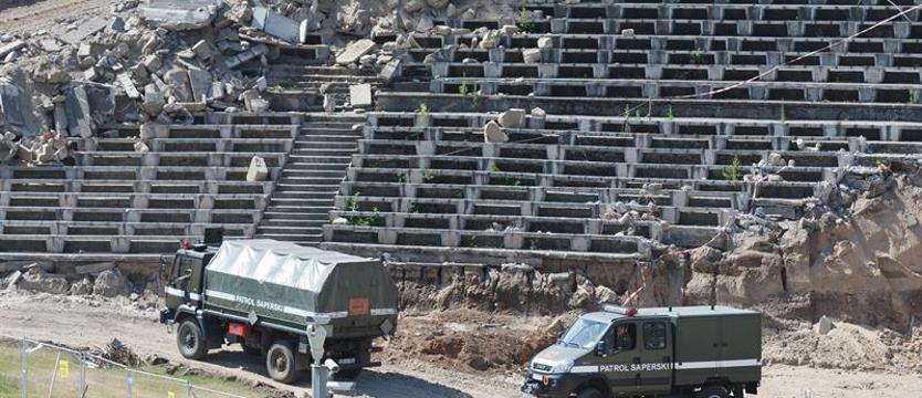 Piłka nożna. Kolejne niewybuchy na stadionie
